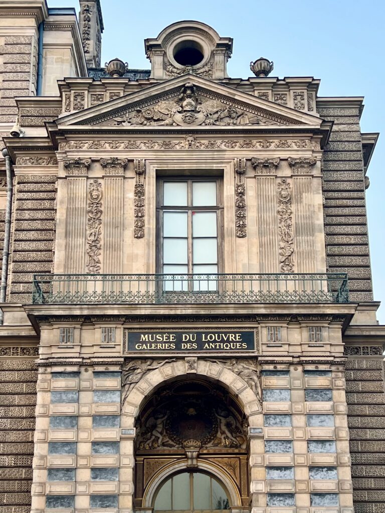 facade of the Musée du Louvre